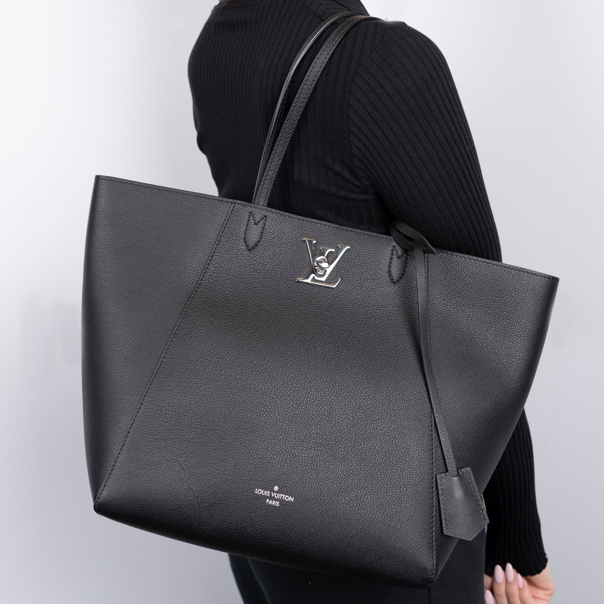 Pre-Owned Louis Vuitton LockMe Cabas Tote