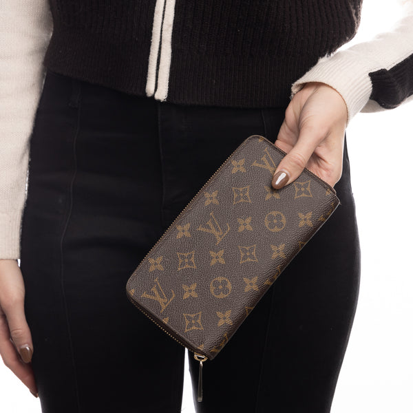 Pre-Owned Louis Vuitton Monogram Zippy Wallet